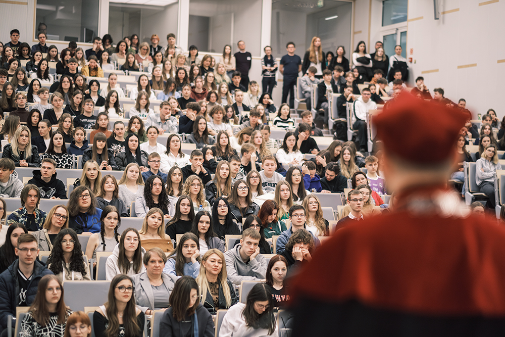 Rektor przemawiający przed studentami