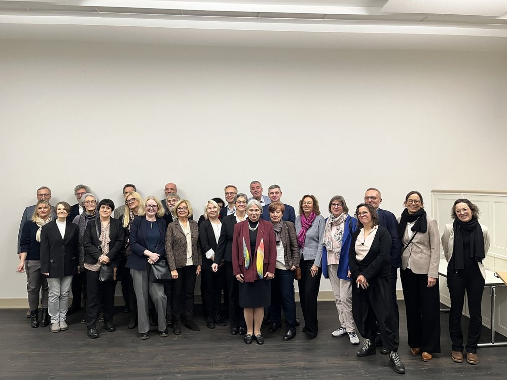 uczestnicy uroczystości na zdjęciu grupowym