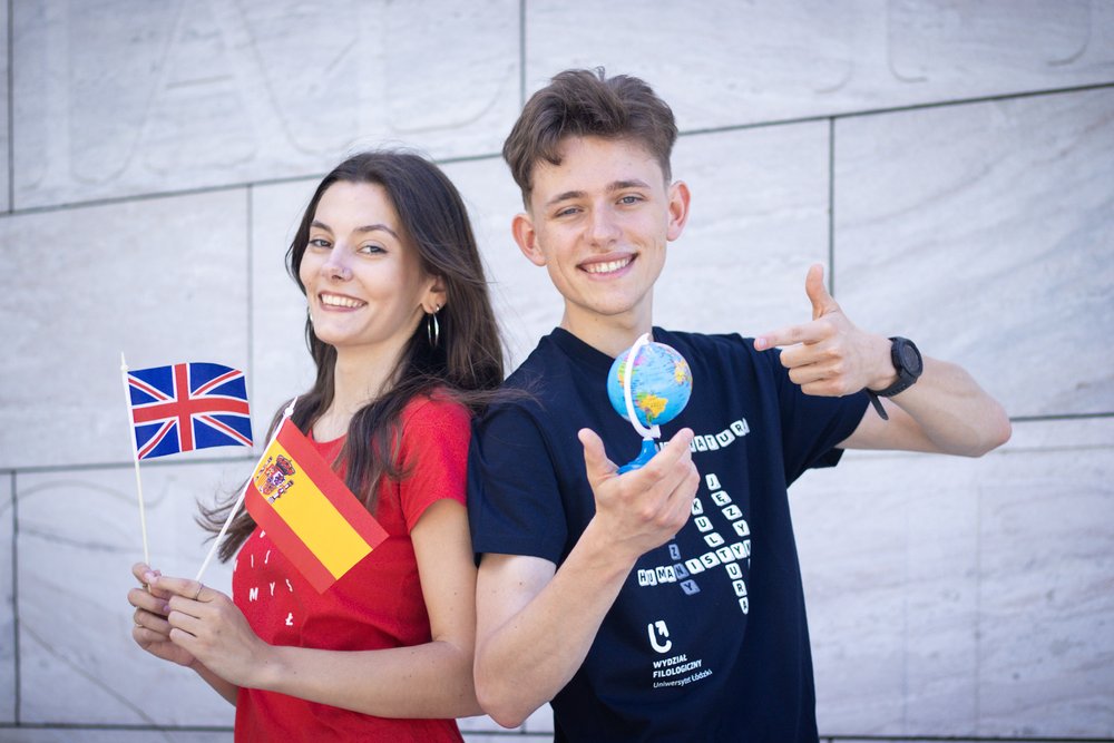 studenci z globusem i flagą