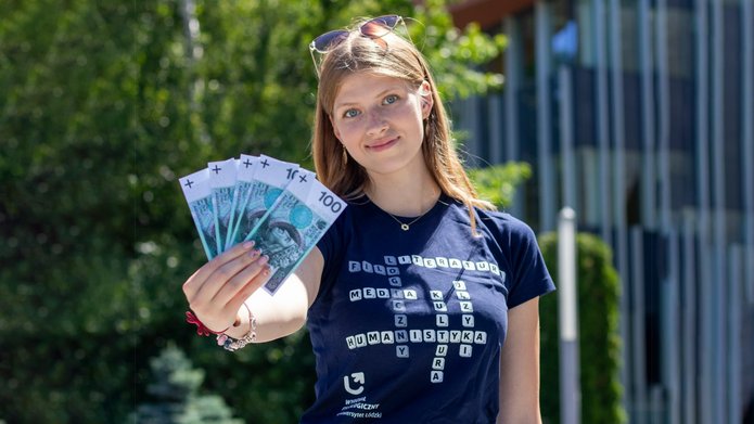 dziewczyny z plikiem banknotów