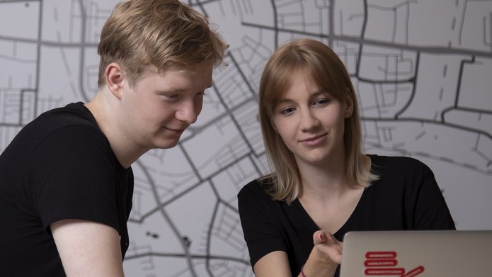 Dwójka studentów UŁ siedząca przy komputerze