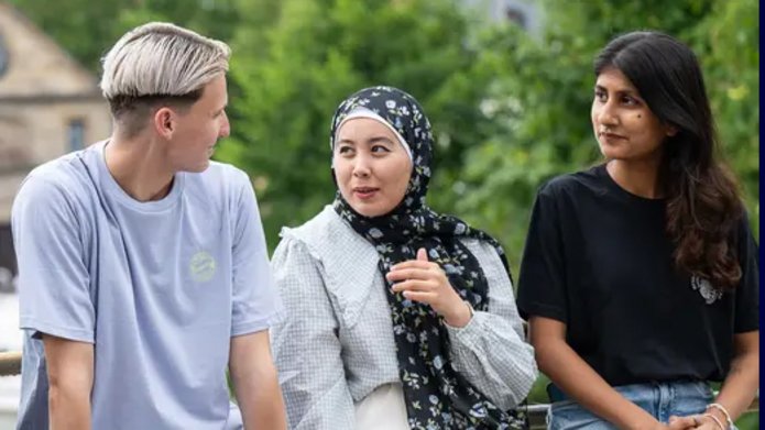 3 osoby podczas rozmowy