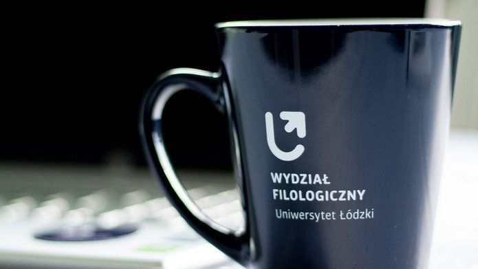 Komputer i kubek z kawą