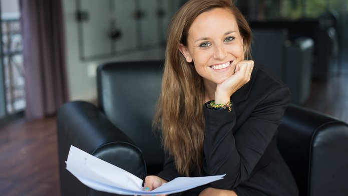 Positive Business Lady Holding Documents in Lobby kobieta