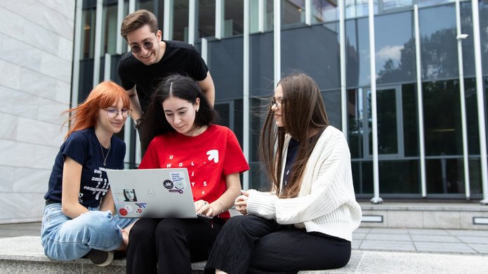 studenci przed wydziałem
